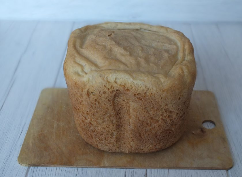 1. Этап. Хлеб на свежих дрожжах в хлебопечке: По окончании выпечки, достаньте хлеб, положите на бок, накройте полотенцем и охладите.