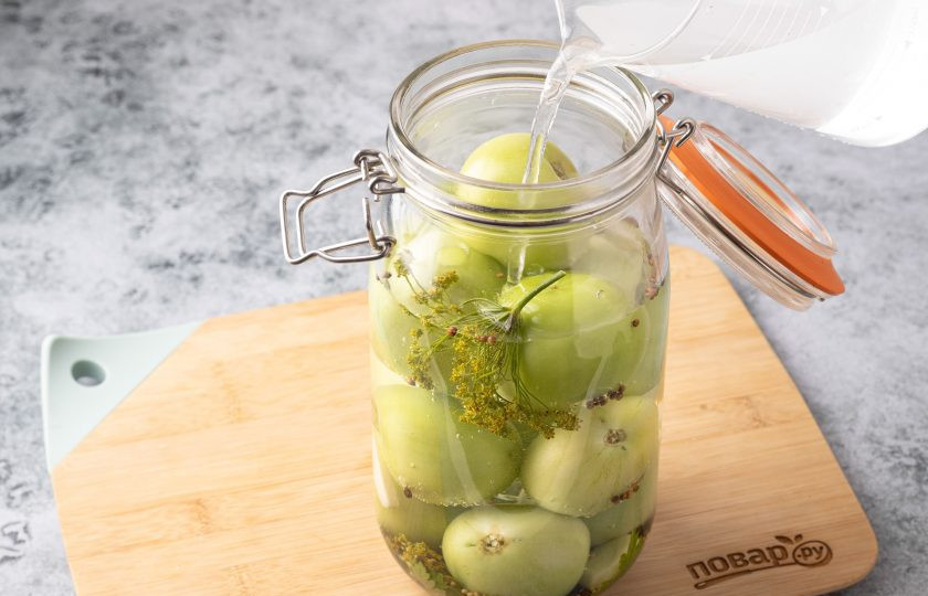 1. Этап. Соленые зеленые помидоры: Влейте рассол.