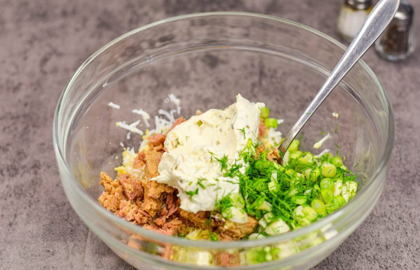 1. Этап. Бутерброды с консервированным тунцом: Добавьте ко всем ингредиентам творожный сыр и нарезанную зелень — укроп и зеленый лук.