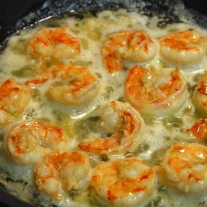 1. Этап. Креветки Скампи: Растопить масло в небольшой кастрюле. Как только масло растает, добавьте креветки. Готовим на среднем огне.