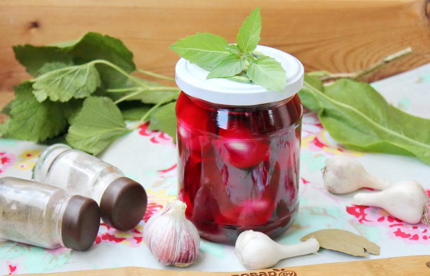 1. Этап. Маринованный чеснок со свеклой: Переверните баночки верх дном, накройте одеялом до полного остывания. Храните в прохладном помещении. Через 25-30 дней чеснок со свеклой будет готов.