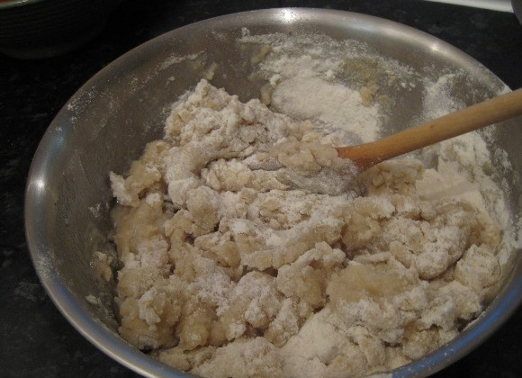 1. Этап. Английский пирог с мясом: Просеиваем муку в миску, добавляем яйцо, перемешиваем. Затем вливаем горячие воду с жиром и перемешиваем сначала ложкой, а потом уже руками.