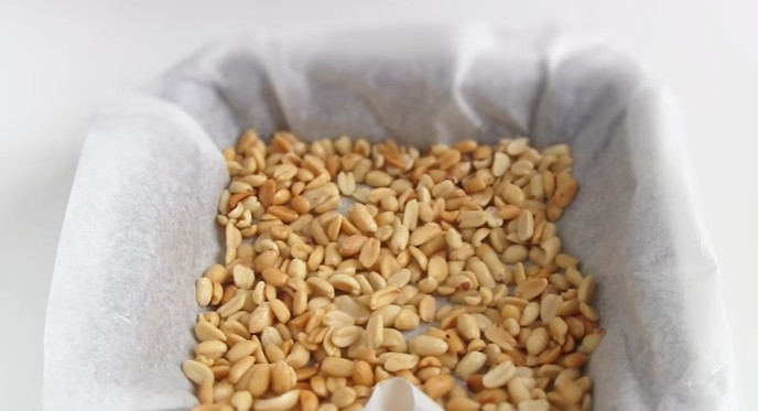 1. Этап. Торт-безе с масляным кремом: 1. Выложите арахис в противень, поджарьте его в духовке при температуре 180 градусов на протяжении 15 минут.