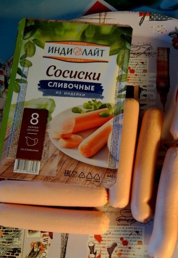 1. Этап. Хот-дог-гриль с картофелем пай: Сосиски нанизать на шампуры.