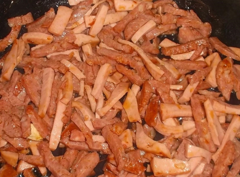 1. Этап. Солянка традиционная: 8. На отдельной сковороде с добавлением подсолнечного масла обжариваю отварную и копченую колбасу.