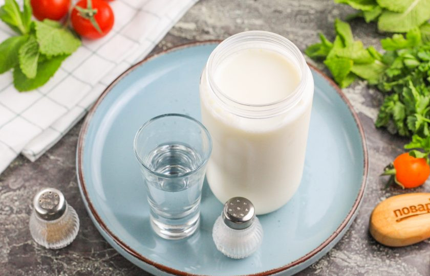 1. Этап. Адыгейский сыр рецепт в домашних условиях из молока и уксуса: Подготовьте указанные ингредиенты. Сыр можно готовить из молока любой жирности, но чем жирнее продукты, тем более нежным и пластичным получится сыр!