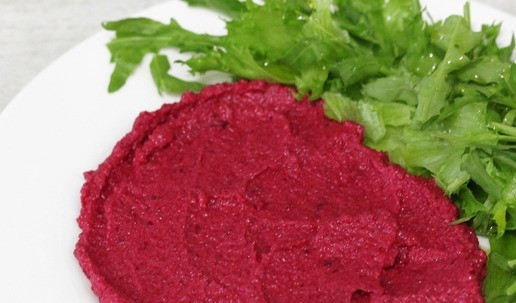 1. Этап. Куриный шницель на свекольном креме: Сервируем блюдо. На тарелку выложить свекольно-сырный крем и порванные листья салата. Салат сбрызнуть оливковым маслом. По желанию можно посолить, я не солю.