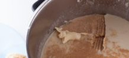 1. Этап. Мясная подлива к рису: Из соуса нужно удалить весь жир, для этого ставим его в холодильник или на балкон (если зима) на ночь, а утром можно соскрести весь замерзший жир.