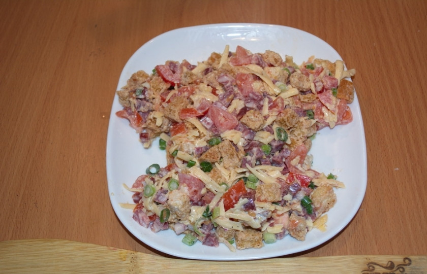 1. Этап. Салат Обезьянка с сухариками: Салат выложите на блюдо, придав ему форму обезьяньей головы.