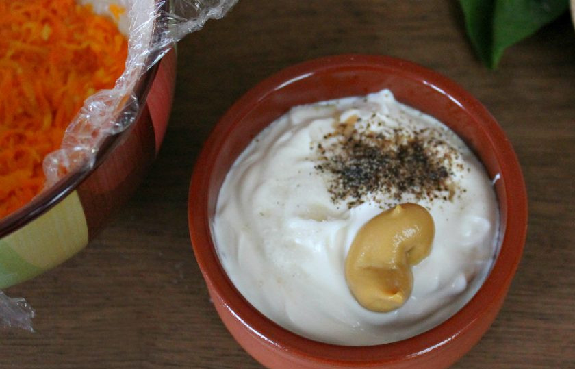 1. Этап. Салат Зимнее солнце: Готовим соус. В натуральный йогурт 8-10% жирности добавляем горчицу, соль, перец и все перемешиваем.