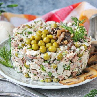 Салат с языком, курицей и грибами