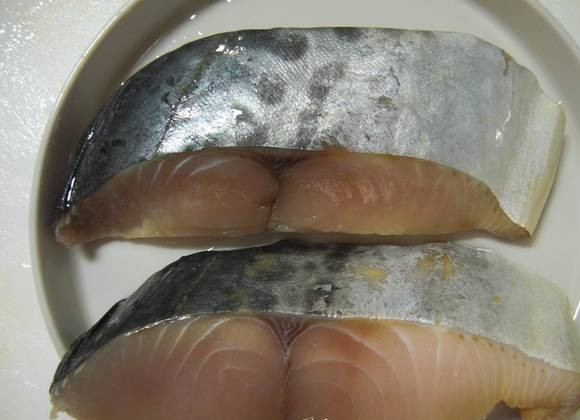 1. Этап. Ряпушка в духовке: Филе рыбы сбрызните вином и оставьте на 5 минут.