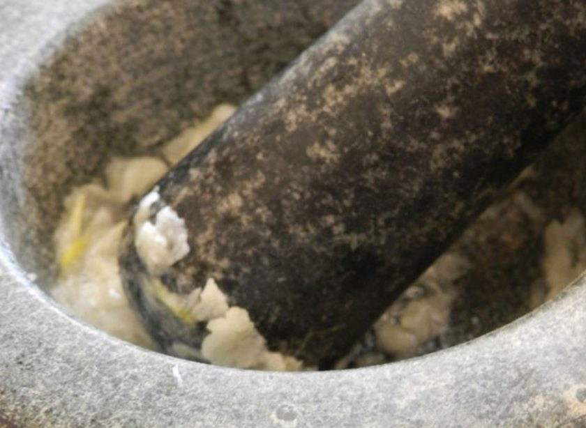 1. Этап. Сухари для Цезаря: В ступке или с помощью ложки хорошенько разотрите чеснок в кашицу. Добавьте его в оливковое масло и оставьте на несколько часов, а лучше на ночь, чтобы масло забрало все ароматы.