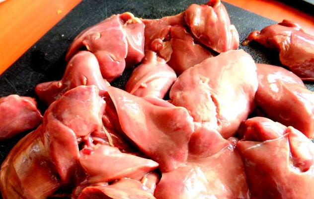 1. Этап. Картофляники с печенкой: Зажарку из лука и морковки пока отставьте. Печень промойте, удалите жилки и порежьте на кусочки.