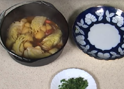 1. Этап. Бастырма: Мелко нарезаем зелень петрушки. Выкладываем бастырму на блюдо.