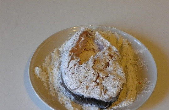 1. Этап. Стейк трески в мультиварке: 3. В чашу мультиварки налейте растительное масло и включите режим Жарка. Обваляйте рыбу со всех сторон в муке.