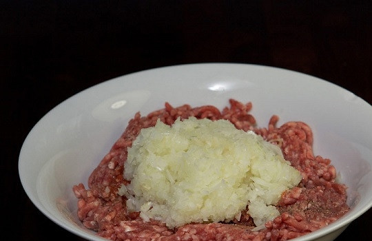 1. Этап. Чебуреки на водке: 7. Очистите луковицу, измельчите в блендере или мясорубке и выложите в мисочку.