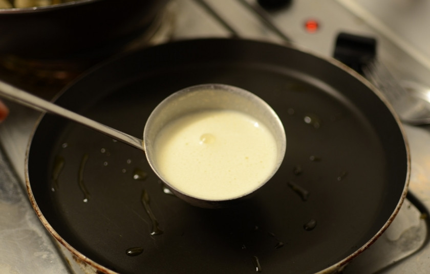 1. Этап. Блинчики с овощной начинкой: Расколите растительное масло на сковороде и приступайте к жарки блинчиков.