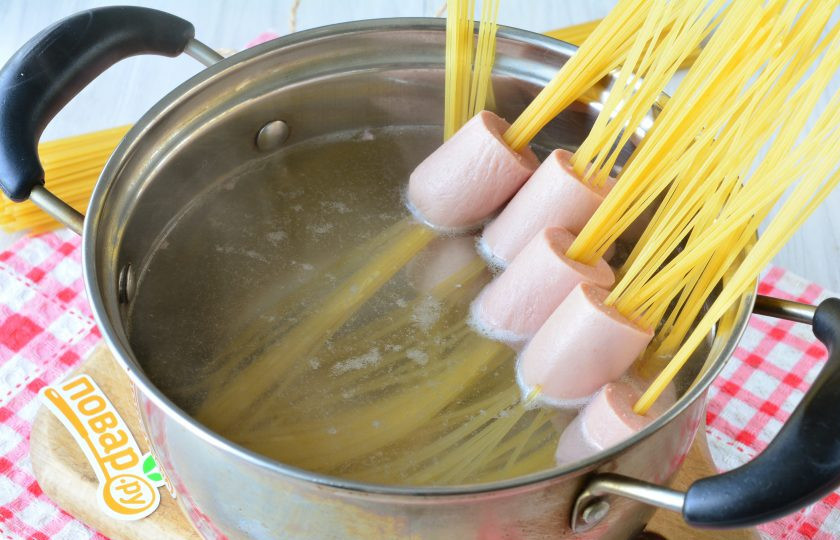 1. Этап. Волосатые сосиски: В кипящую воду опустите 