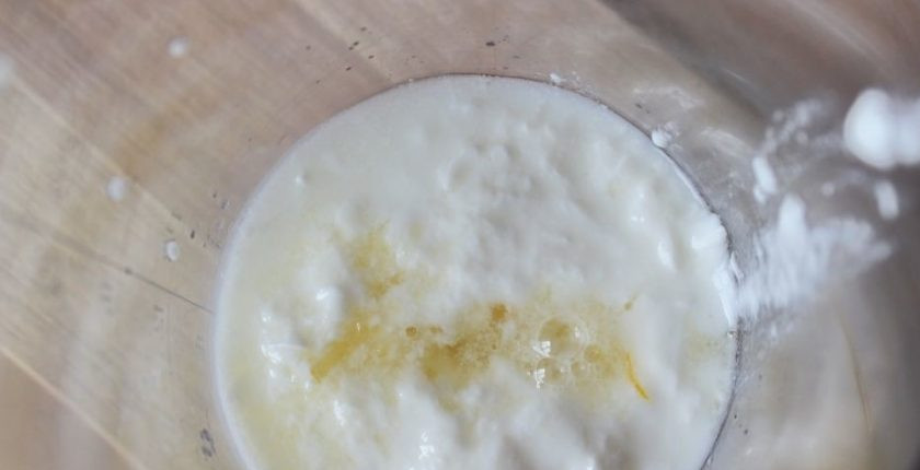 1. Этап. Коктейль для похудения (оригинальный рецепт): Добавьте сок в кефир, туда же отправьте корицу. Хорошенько все взбейте, чтобы коктейль был однородным.