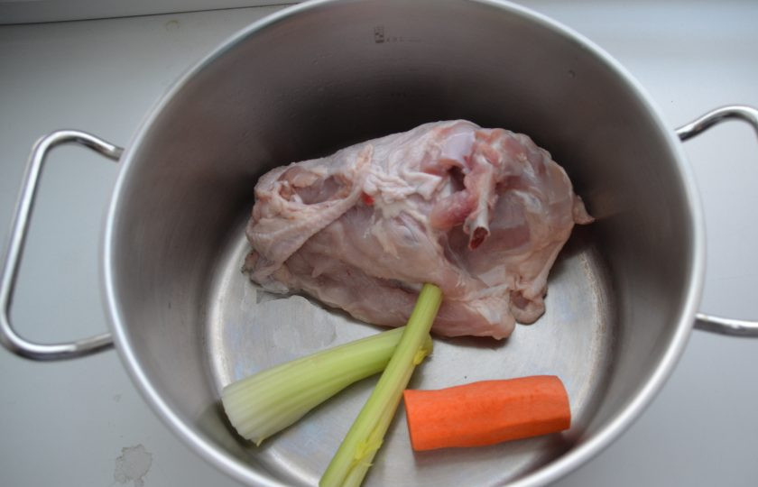 1. Этап. Куриный суп с сырными шариками: Положите куриные кости в кастрюлю, добавьте стебель сельдерея и морковь.