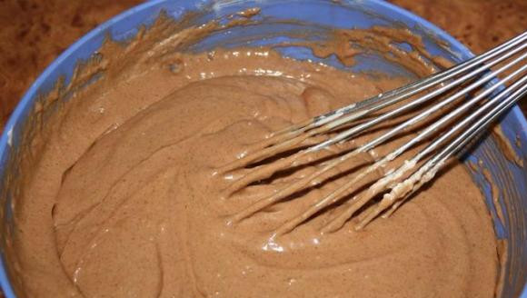 1. Этап. Торт Кучерявый мальчик: Делаем тесто. Для этого смешиваем сметану, сахар, яйца, сгущенку, какао и гашеную уксусом или лимонным соком соду. Размешиваем и добавляем муку. Тесто должно получиться как густая сметана.