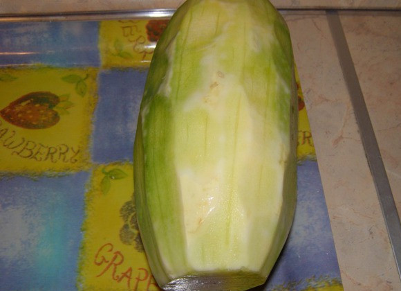 1. Этап. Котлеты из говядины с кабачками: Кабачок очистите, удалите семечки и также пропустите через мясорубку.