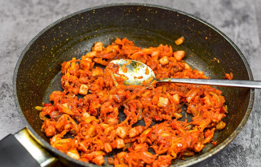 1. Этап. Суп Острый: Следом добавьте в сковороду томатную пасту, хмели-сунели, перемешайте все и переложите зажарку в кастрюлю.