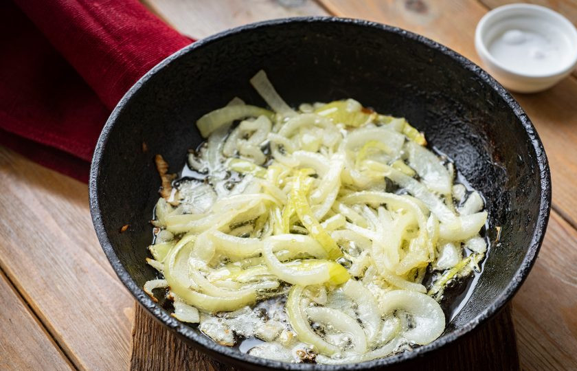 1. Этап. Слоеные лепешки с луком на сковороде: В сковороде разогрейте растительное масло, выложите лук, обжаривайте его до мягкости на среднем огне, постоянно помешивая лопаткой.