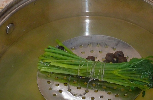 1. Этап. Вкусный борщ с тушенкой: 6. Минут через 15 достаньте из бульона зелень и специи.