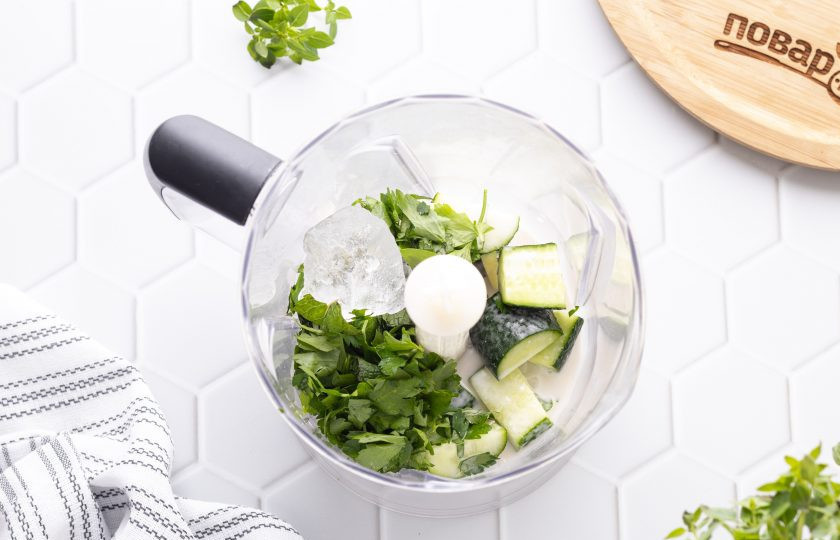 1. Этап. Холодный суп из огурцов и кокосового молока: Переложите все подготовленные ингредиенты в чашу блендера. Влейте кокосовое молоко, добавьте пару кубиков льда, соль и черный молотый перец.