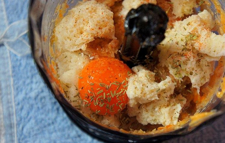 1. Этап. Рыбное суфле: Добавляем в эту же массу один желток, замоченный в молоке хлеб и специи. Вновь измельчаем блендером.