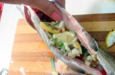 1. Этап. Форель с розмарином в духовке: Чеснок и мелко нарезаем. Лимон нарежем небольшими кусочками. В брюшко каждой рыбки положим чеснок, лимон и розмарин.