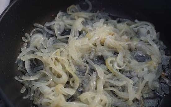 1. Этап. Филе индейки в рукаве: Духовку поставьте разогреваться до 190 градусов. На сковороде с маслом поджарьте лук до прозрачности. Потом к нему добавьте тыкву, яблоки, соль, перец и уксус. Всё помешайте и немного подогрейте.