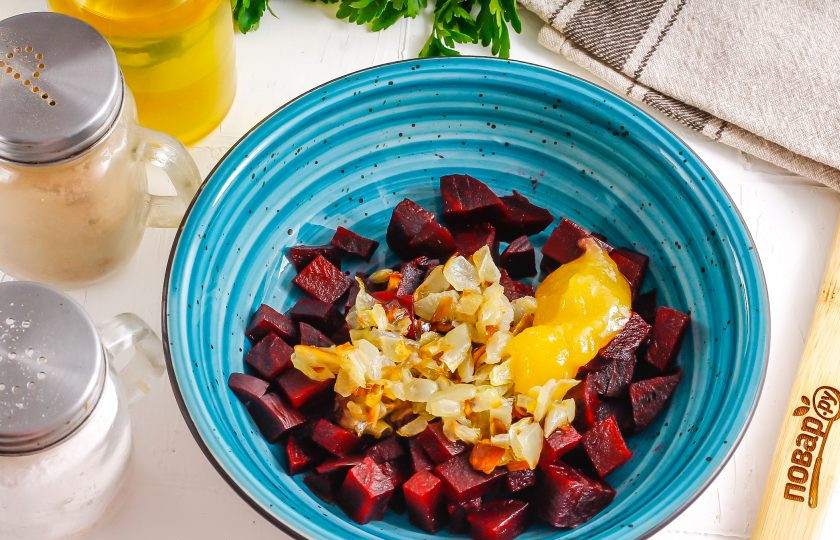 1. Этап. Свекла по-монастырски: Выложите в емкость обжаренный лук и цветочный мед. Мед можно использовать любой: липовый, гречишный и т.д. Добавьте соль.