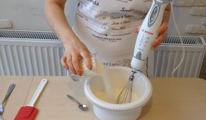 1. Этап. Пышный бисквит на меду: 2. Сахар разделяете на 3 части, в пышную белковую пену вводите 1/3 и взбиваете, в густеющий белок вводите вторую часть сахара и снова взбиваете.