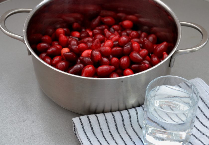 1. Этап. Сок кизиловый: Выложите ягоды в сотейник с широким дном, влейте стакан воды, поставьте на средний огонь для прогревания.