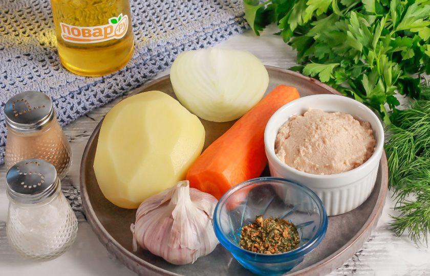 1. Этап. Рыбный суп с икрой мойвы: Подготовьте указанные ингредиенты. Очистите от кожуры картофель, морковь, лук и чеснок, промойте в воде.