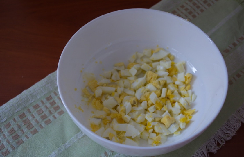 1. Этап. Салат с печенью трески и яйцом: Отварные яйца очистить и нарезать кубиком.