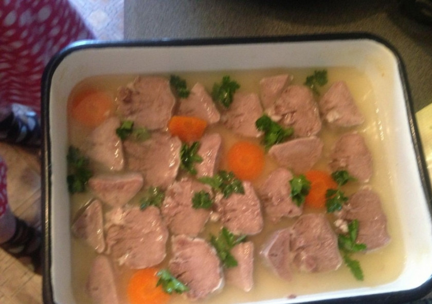 1. Этап. Язык заливной свиной: Разложите равномерно и поочередно язык, морковку и зелень поверх первого слоя. Залейте аккуратно бульоном, чтобы накрыло продукты. Отправьте в холодильник часа на полтора.