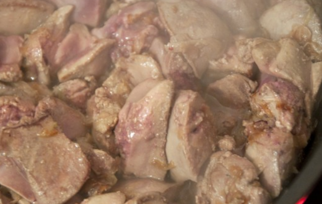 1. Этап. Печень, тушеная в сметане с луком: Добавьте печень и обжарьте ее со всех сторон на среднем огне.