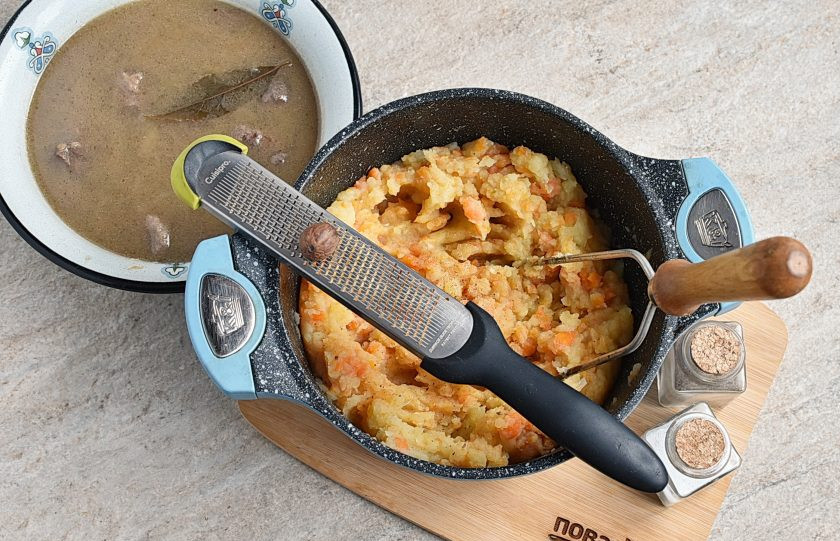 1. Этап. Гюцпот: Растолките овощи в грубое пюре. Поперчите по вкусу и добавьте немного свеженатертого мускатного ореха. Хорошо перемешайте. Гюцпот готов!