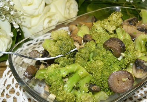 1. Этап. Салат из брокколи и шампиньонов: В салатницу выкладываем наши остывшие овощи. Добавляем к ним оливковое масло. Приятного аппетита!