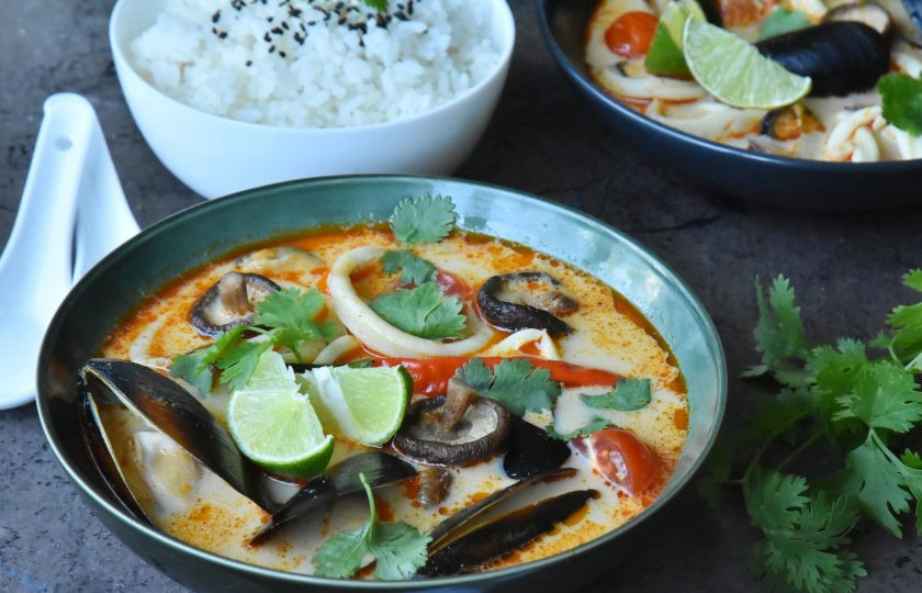 1. Этап. Суп Том ям с мидиями: В миску с супом добавьте ломтики лайма и зелень кинзы.