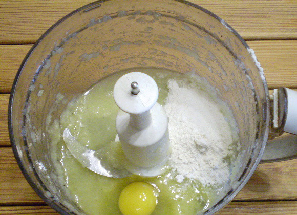 1. Этап. Капустные блины: 4. Добавляем все остальные ингредиенты: яйцо, соль, специи, муку, масло, воду. Включаем измельчитель.