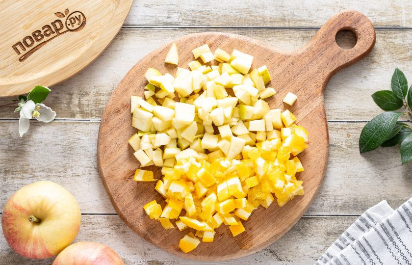 1. Этап. Варенье из яблок с апельсинами: Яблоки помойте, обсушите. Удалите сердцевину и нарежьте кубиками небольшого размера. Апельсин тоже тщательно помойте, затем нарежьте вместе с кожурой кубиками такого же размера.