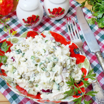 Салат из курицы с рисом