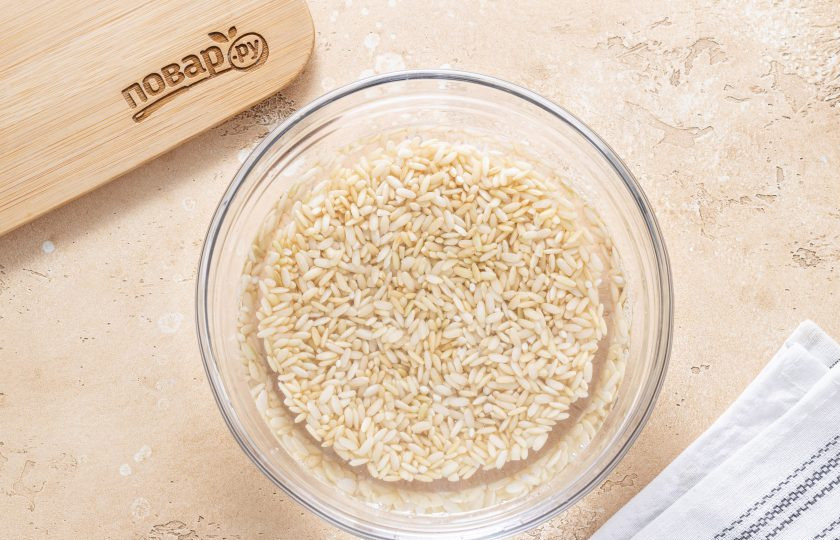 1. Этап. Роллы с бурым рисом: Рис предварительно замочите в воде на ночь. Это не только сократит время приготовления, но и сделает рис более клейким для роллов.