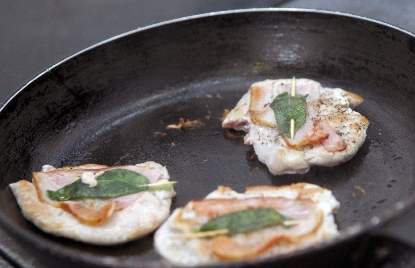 1. Этап. Сальтимбокка из свинины: В сковородку налейте немного растительного масла, отлично подойдет оливковое. Поставьте ее на плиту и хорошенько разогрейте на среднем огне. На раскаленную сковородку выложите мясо и обжаривайте со всех сторон до румяной корочки. На это уйдет около десяти минут. Подавайте с томатным соусом и листьями салата.