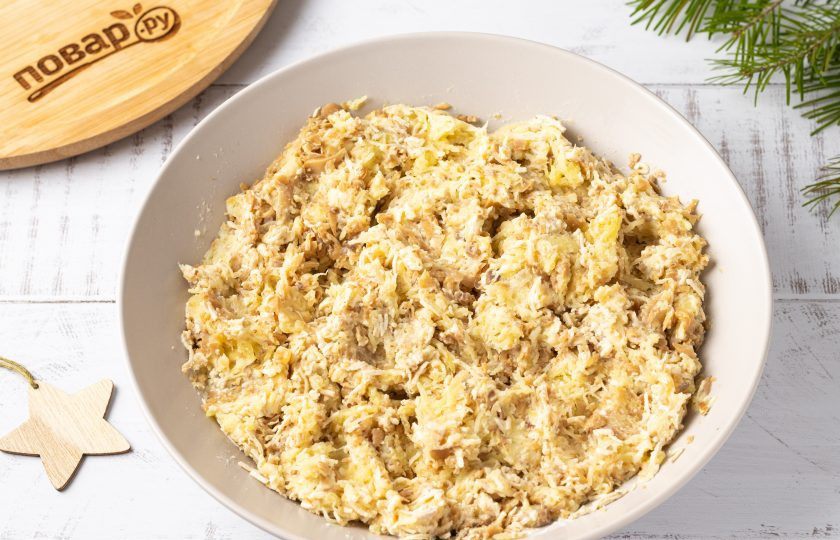 1. Этап. Салат из моркови и тофу на год Дракона: Посолите и поперчите салат по вкусу. Заправьте майонезом и все перемешайте.